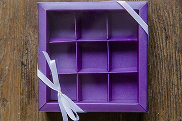 Коробка из дизайнерской бумаги для конфет ручной работы 